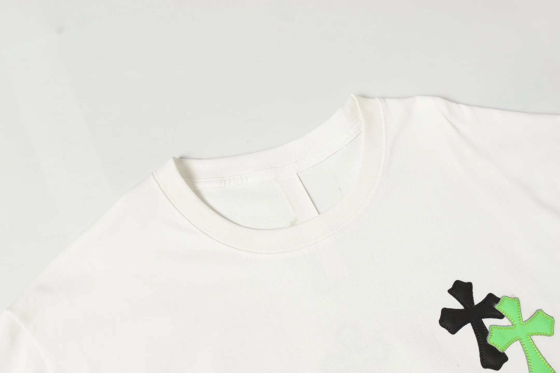P170 Chrome Hearts CH Chrome Hearts leather cross short-sleeved T-shirt Uses direct injection imported machine printing Hardware and accessories are all milled and customized Correctly configured Black 2025 Chrome Hearts authentic packaging 280 grams of custom-dyed double-yarn cotton Large version Loose and stylish Different from lower versions The slim and long version The upper body pulls the hips 100% commitment: top quality Do not make fast food The highest version on the market Top quality - different from the ordinary versions in the market If you care about quality You must also respect the price. Absolutely zero after-sales service. The return rate so far is 0. It’s hard not to love the style. - 280g double yarn cotton custom-dyed fabric. - Correct high-density main mark. Washed tag. Hand-sewn.